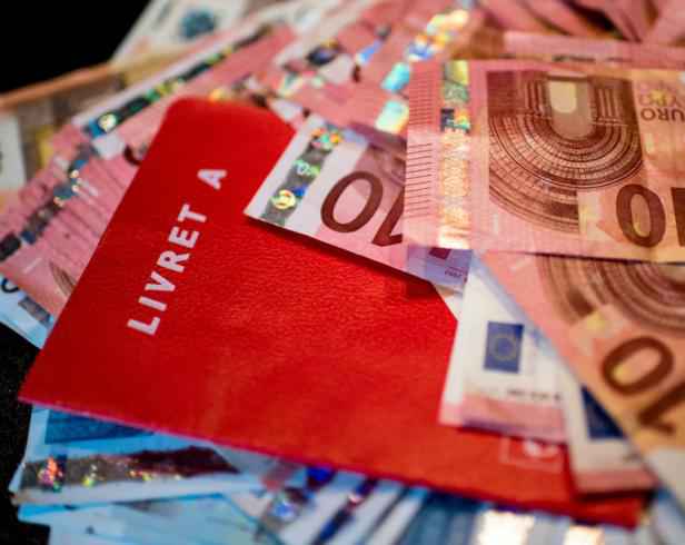 2048x1536-fit_photo_prise_a_lille_le_24_aout_2015_d_un_livret_a_et_de_billets_de_banque