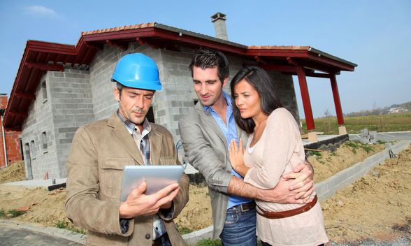 discuter des détails avec l'entrepreneur