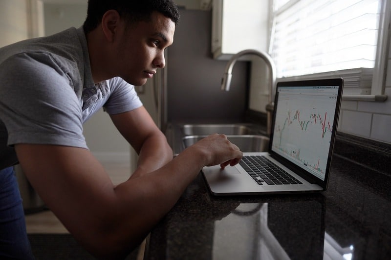 un homme qui trade