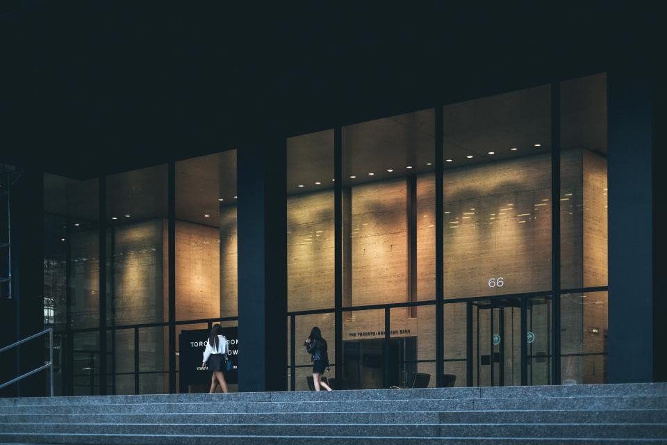 Entrée vitrée d'un immeuble de bureaux le soir